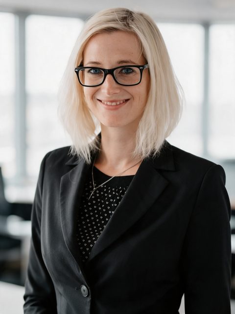 KI-Bewerbungsfoto vor dem Hintergrund Büro hell