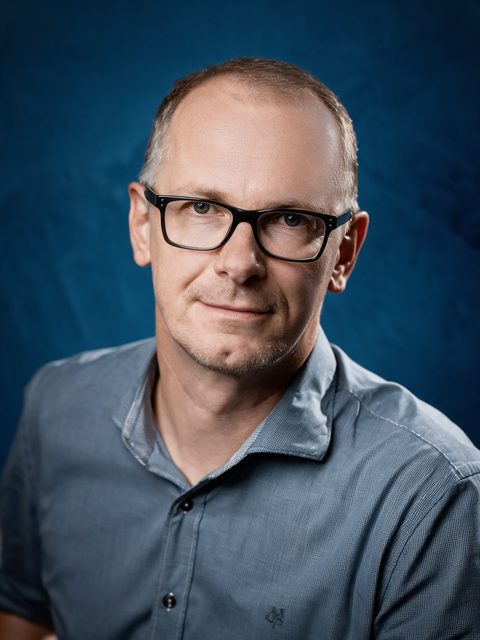 KI-Bewerbungsfoto vor dem Hintergrund Royalblau