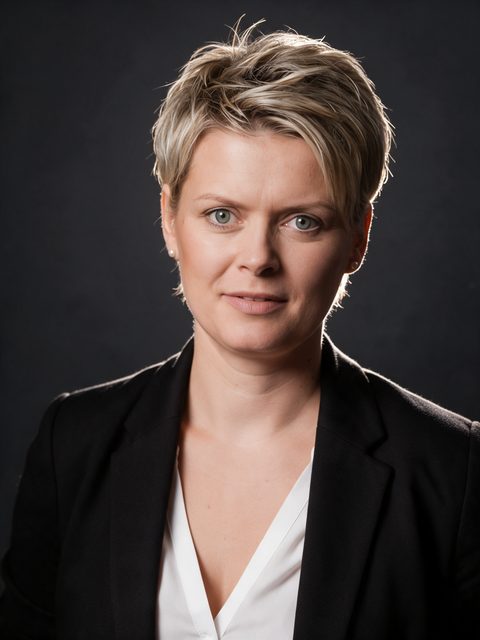 KI-Bewerbungsfoto vor dem Hintergrund Studio dunkel