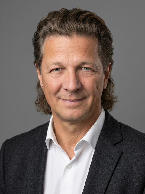 KI-Bewerbungsfoto vor dem Hintergrund Studio grau