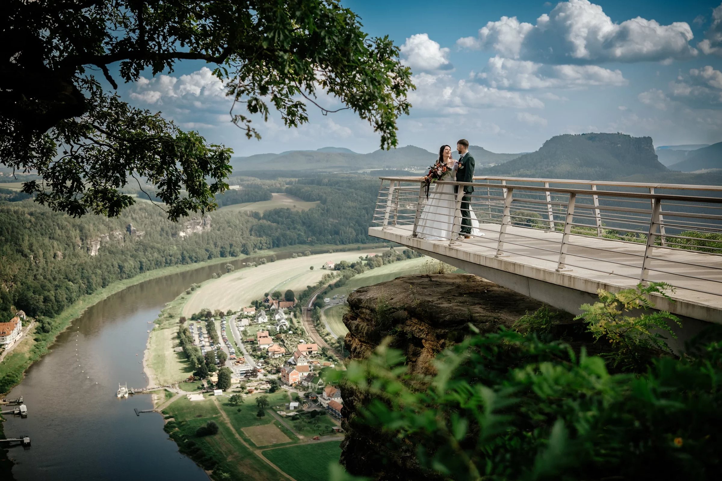 Brautpaar auf der Aussichtsbrücke der Bastei über dem Elbtal