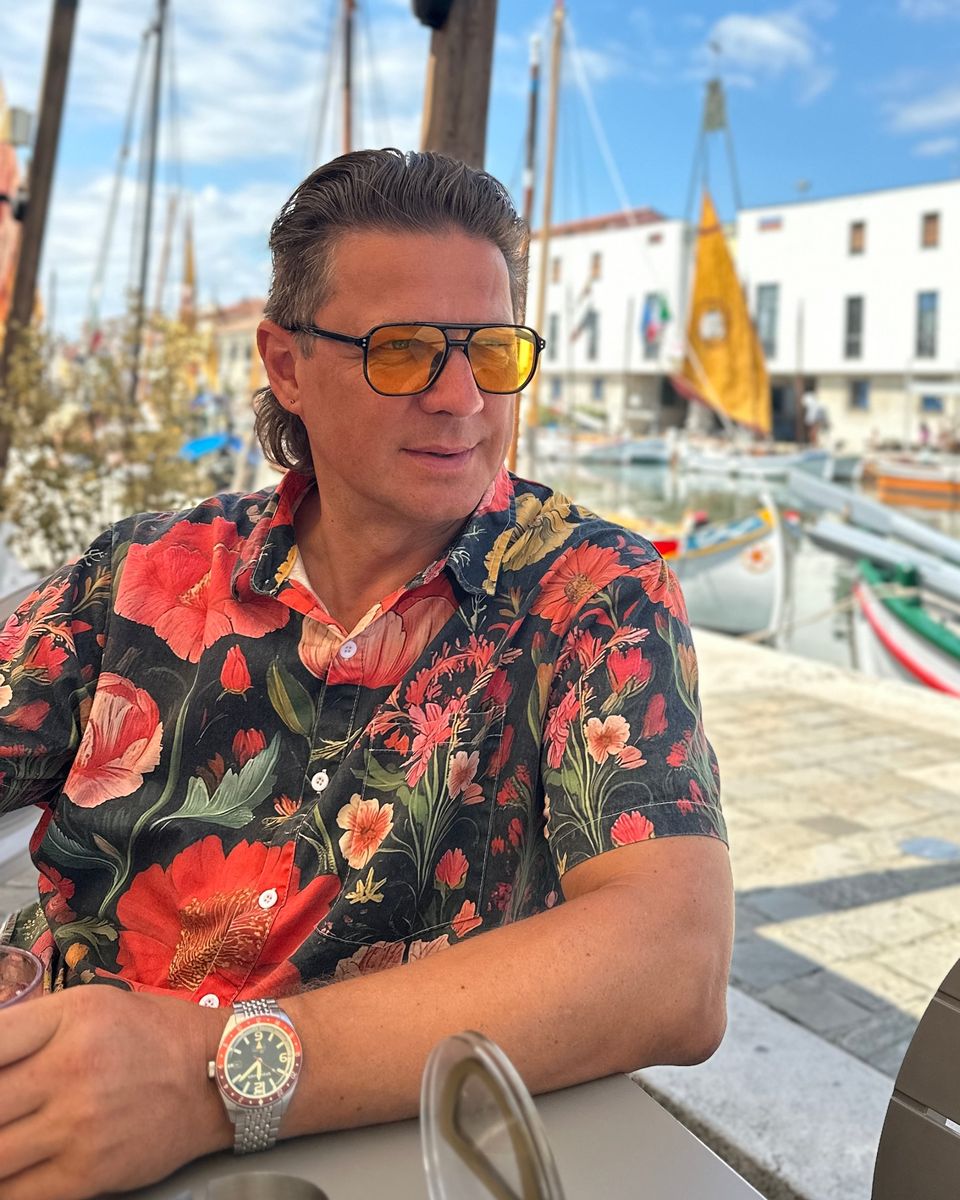 Torsten Kellermann mit Sonnenbrille im Blumenhemd an einem Hafen in Italien